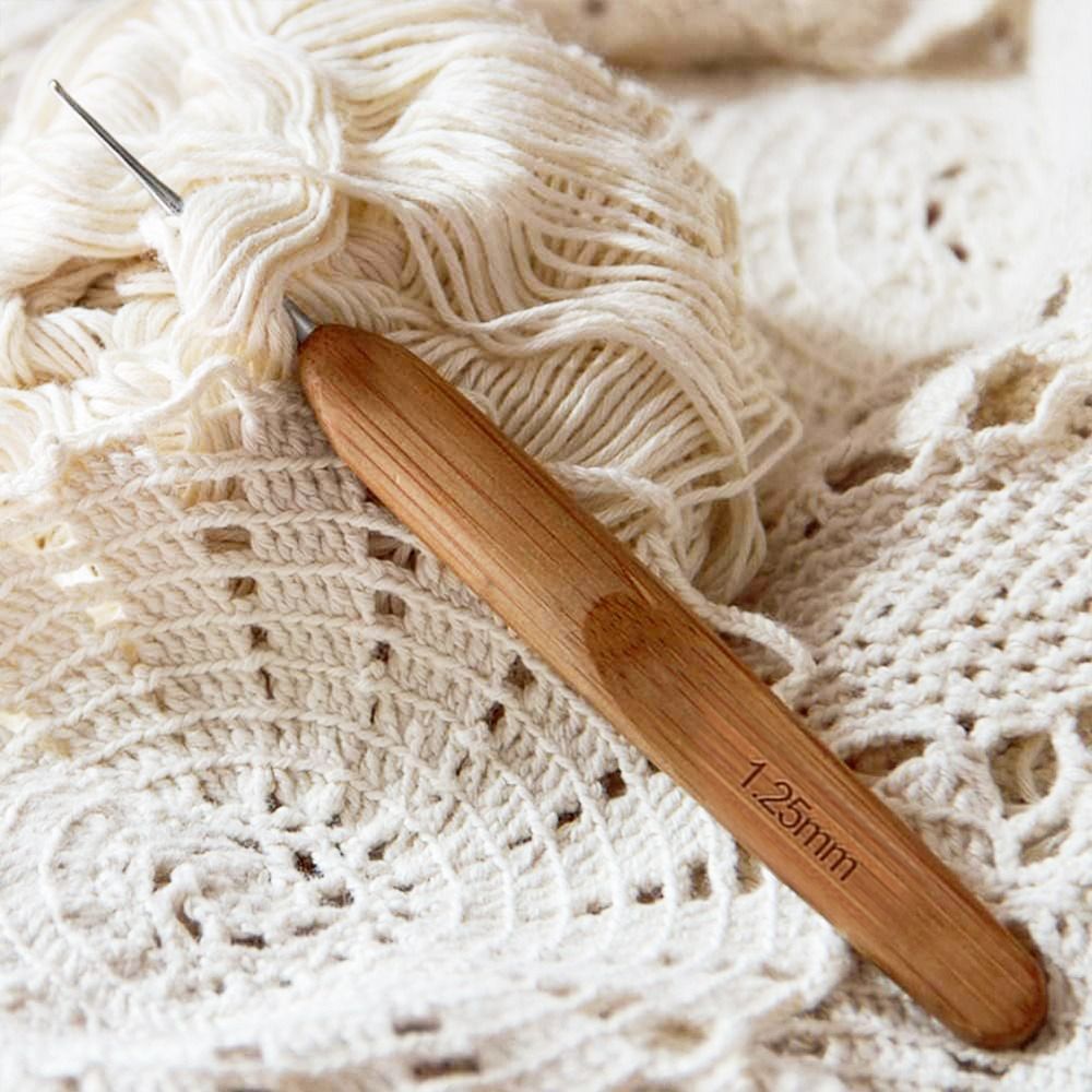 Crochet Ergonomique avec Manche en Bois de Bambou, Outil de Tissage à la Main, Fil Artisanal