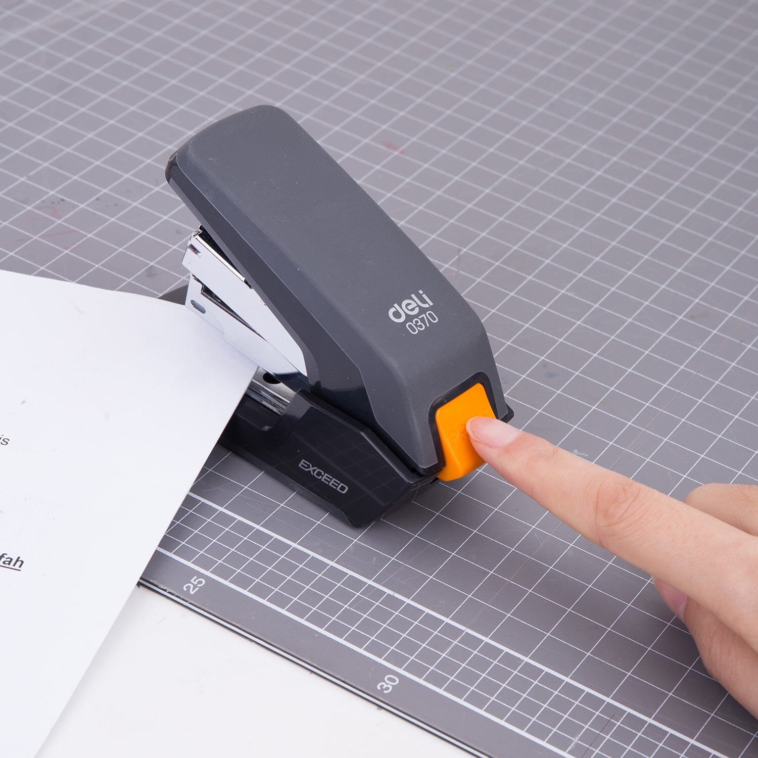 DELI 0370 Effortless Stapler 25 Sheets staple Power saving paper stapling machine desktop School Office Supplies stationery