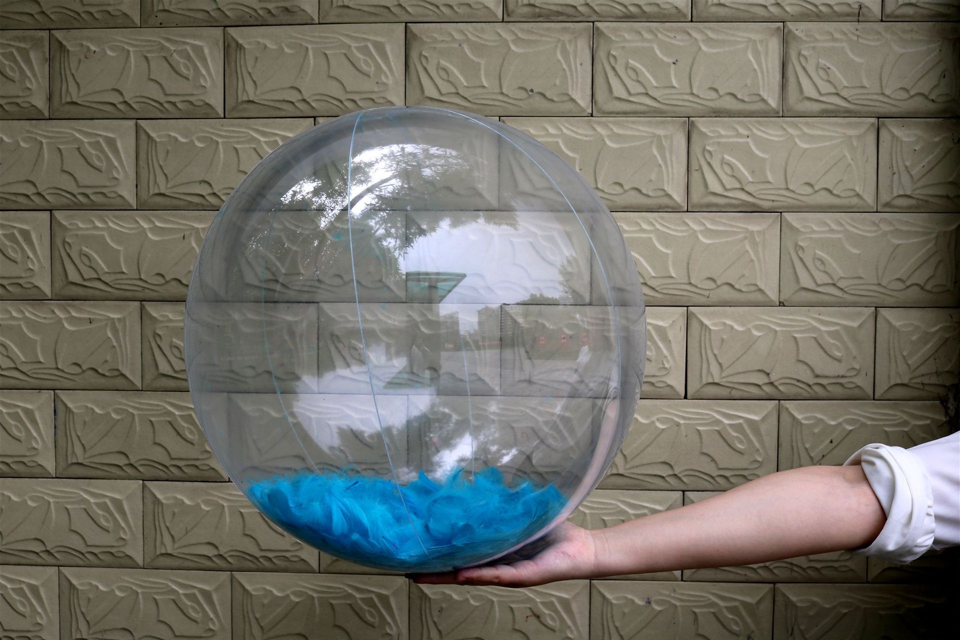 Sales Online Celebrity Transparent PVC Flash Ball Water Toys Photographic Prop Inflatable Sequin Beach Ball: 24 Inch Blue Shuttlecock