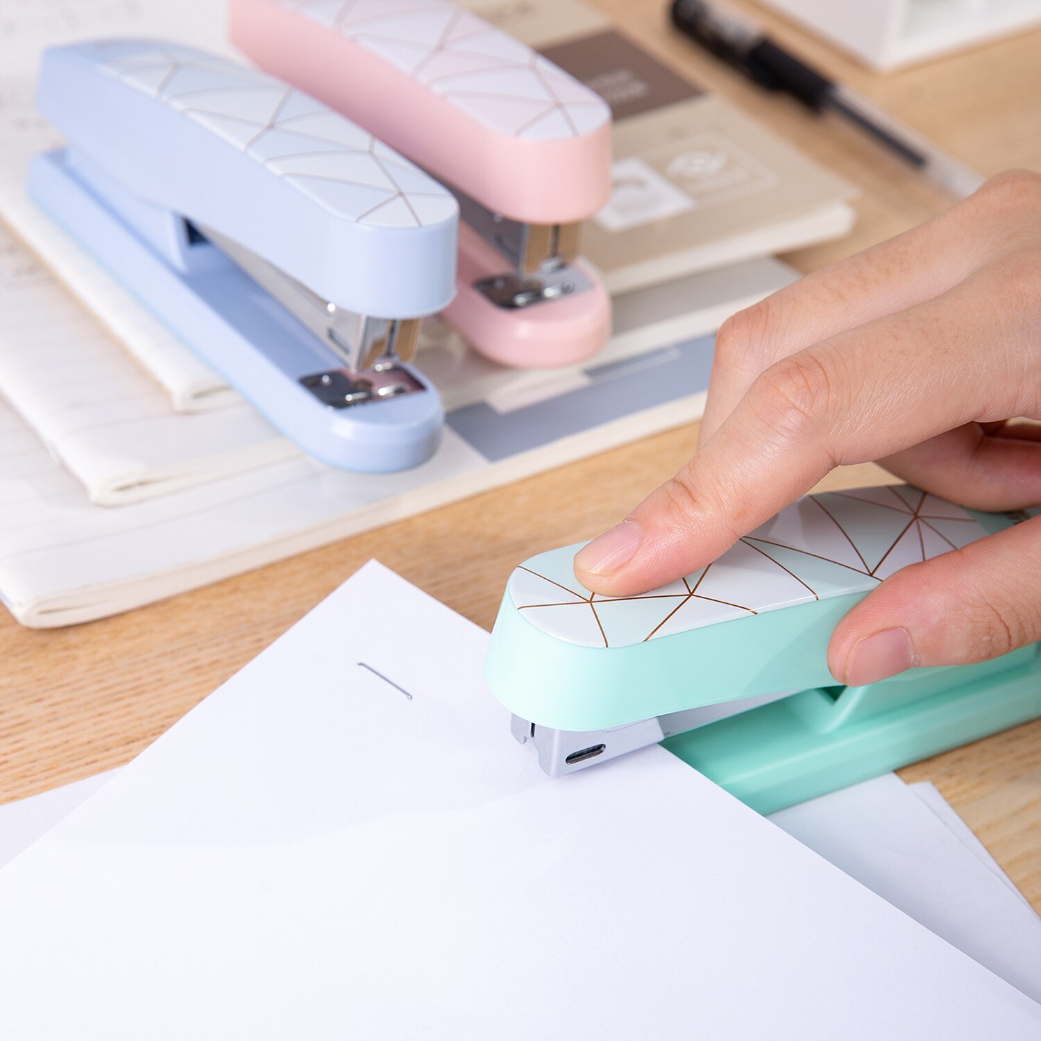 DELI -grapadora de Oficina N ° 12, grapadora de media tira, y 26/6 24/6, grapadora suave, papelería, suministros de oficina, grapas E0402F