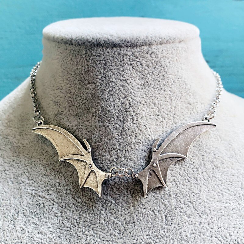 Goth vampire vintage bat wing pendant choker necklace christmas witchy for women best friends new jewelry: Antique silver