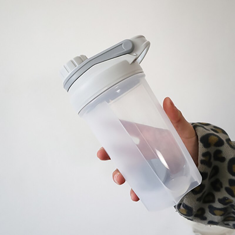 Proteinpulver shaker flaske blender flaske sport fitness kedel protein shaker 500/700 ml pige sports vandflaske med håndtag: Grå / 401 500ml