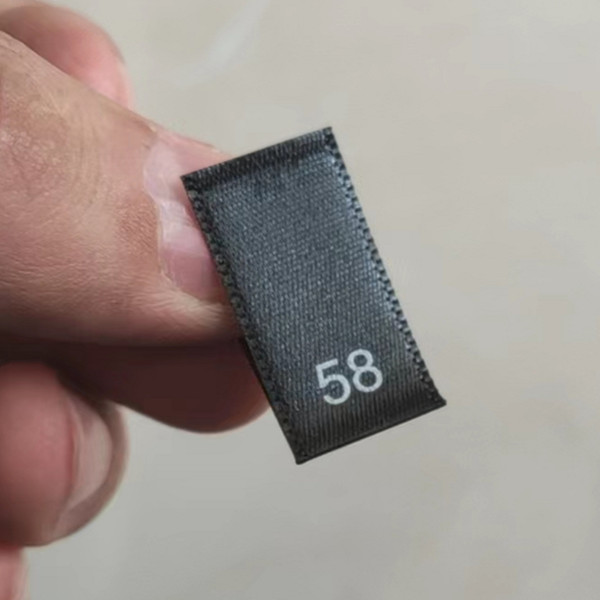 50 stk. sorte satin størrelsesmærker til tøj nummer 34 36 38 40 42 44 46 48 50 52 54 56 58 60 62 print størrelser mærkater fabrik: Nikkelfri hvid