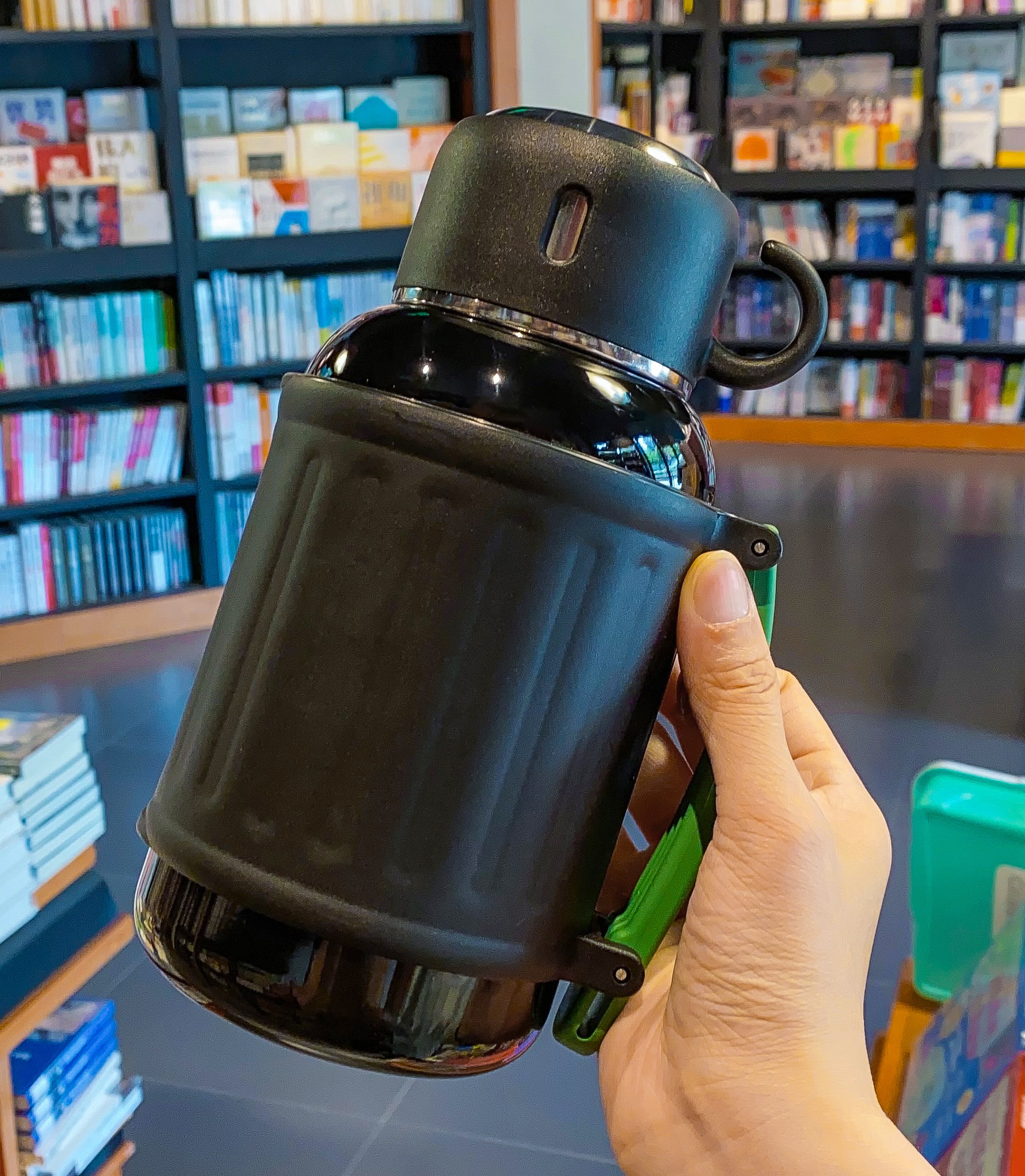 800ml Large Capacity Pot Big Belly Insulated Bottle Outdoor Portable Diagonal Cross High Beauty Cup: black