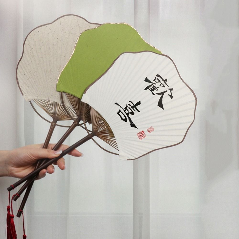Klasyczny bambusowy wachlarz z papieru, dekoracyjny wachlarz w stylu chińprzejrzeć z papieru ryżowego z frędzlami, wachlarz ręczny, rekwizyty robić występów.