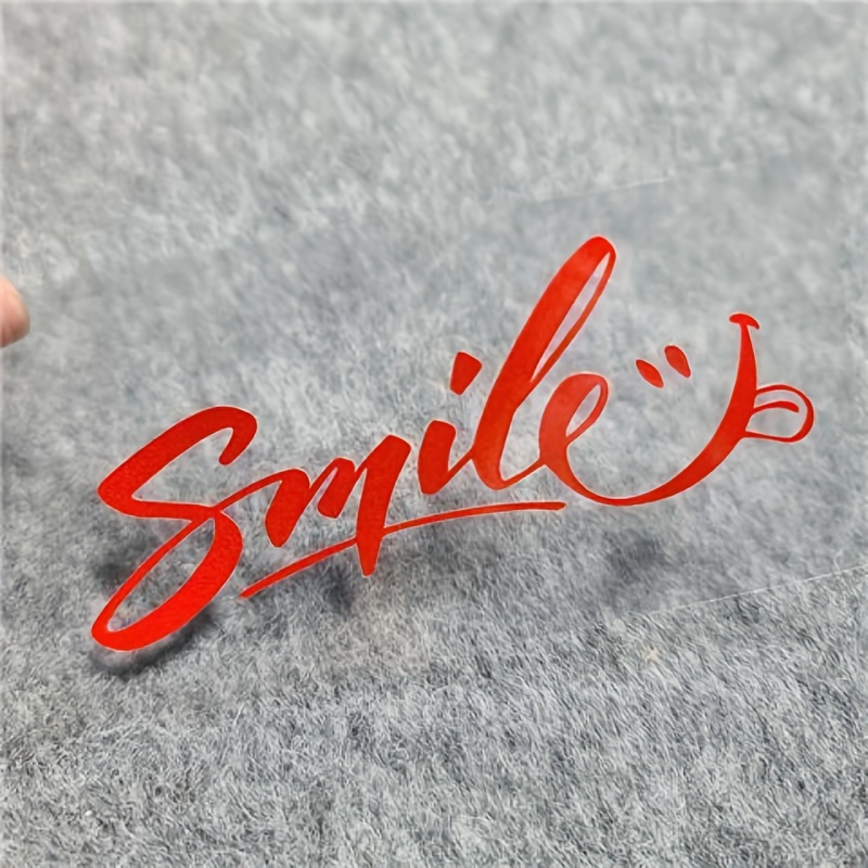 1PC auto "Smile" sticker voor raam - handgeschreven wit , ideaal voor het verspreiden van positiviteit op uw voertuig: Rood