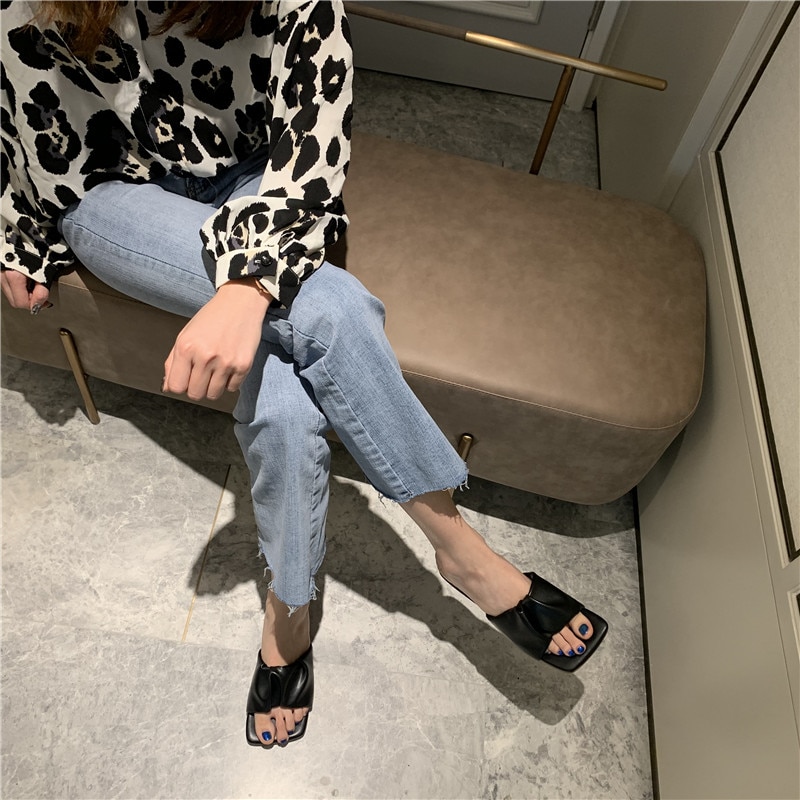 Kvinnor tofflor låga tunna klackar glidskor skor temperament ord damskor grunt slip on sommarklänning mulor flip flops
