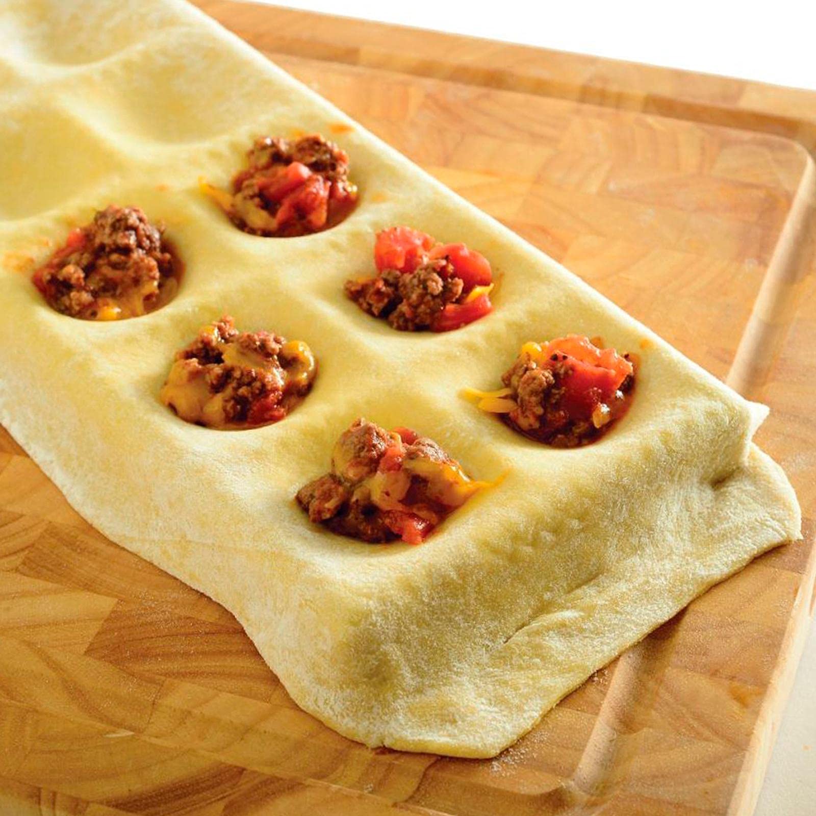 Raviolivalmistaja italialainen pastamuotti ravioli tarjotinlevy puisella kaulimen neliömäisellä kehyksellä täydelliseen kiinnitykseen ja muotoon