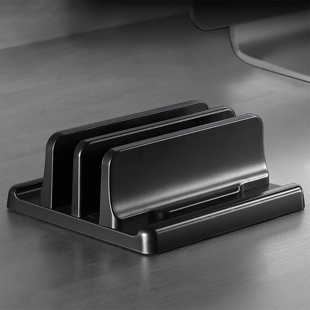 Platzsparender, vertikaler laptopständer aus rutschfestem kunststoff mit verstellbarer dockingstation und zwei universellen steckplätzen für den desktop.