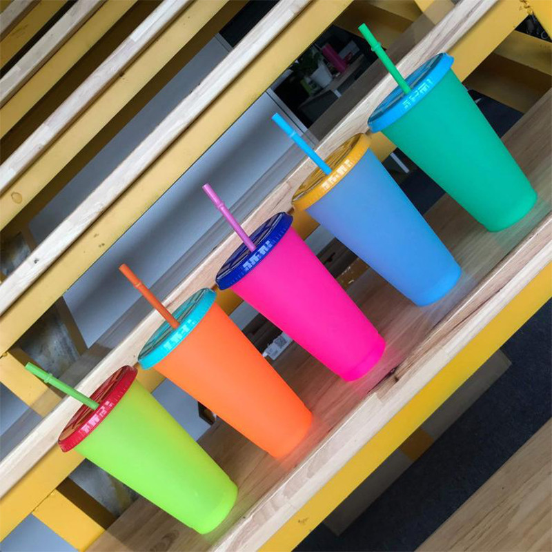 5 farver genanvendeligt plastikglas med låg og sugerør temperatur farveændring kold kop sommerdrink vandflaske 20 stk / parti