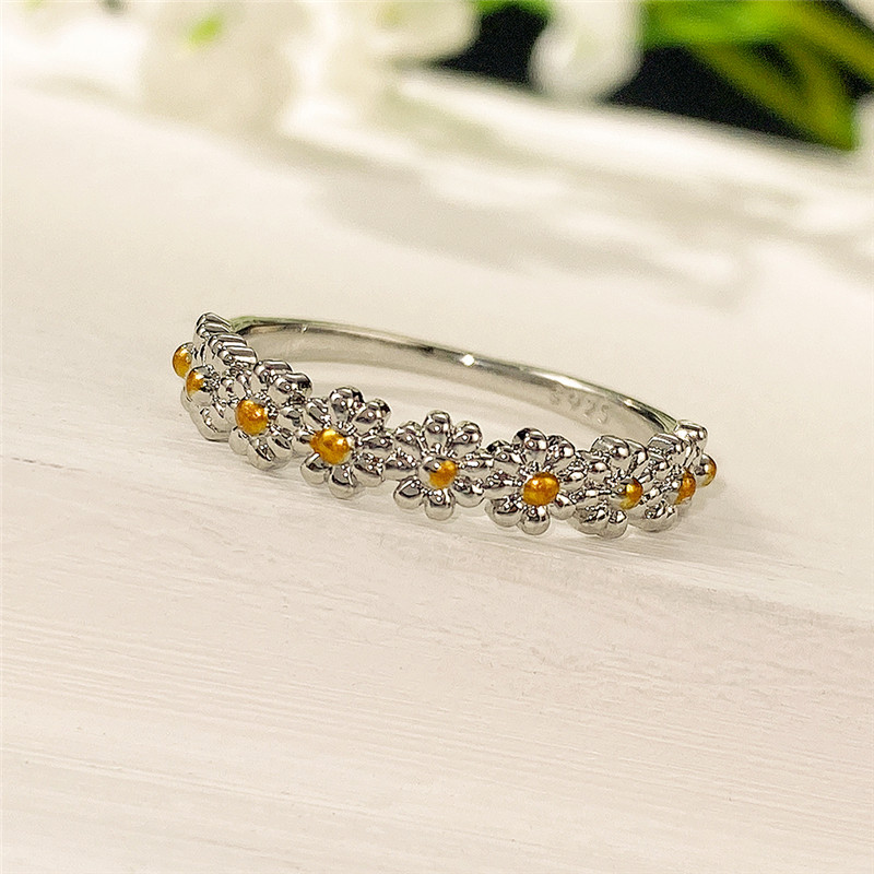 Huitan Esthetische Little Daisy Ringen Voor Vrouwen Eenvoudige Stijlvolle Bridal Wedding Party Vinger Ring Delicate Liefde Mode-sieraden