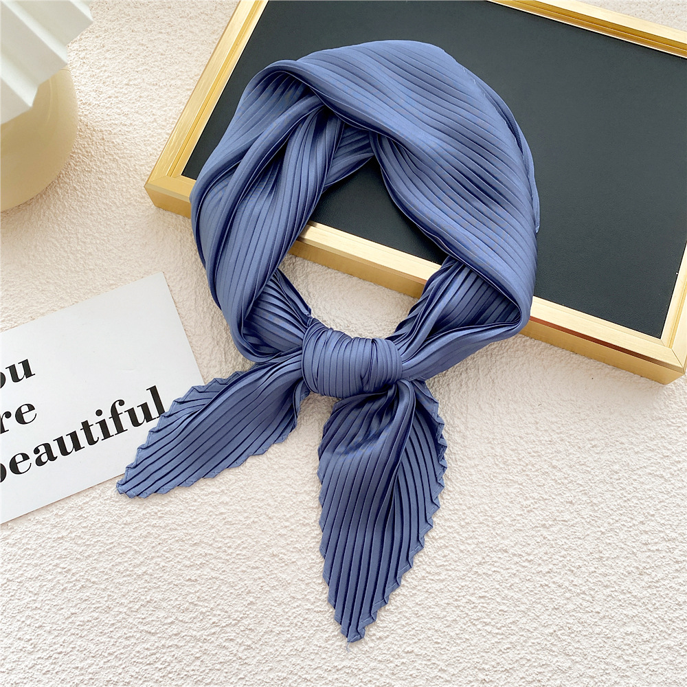 Bufanda de seda satinada pequeña para mujer, pañuelo triangular plisado de Color sólido para el cuello, banda para el pelo, lazos, Foulard femenino: Azul