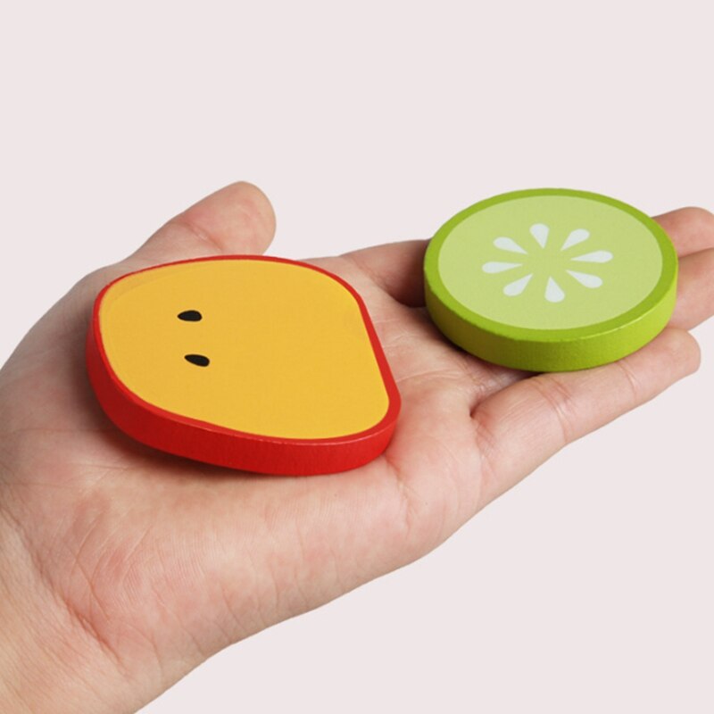 Dzieci ze sztucznymi owocami i sałatka warzywna kuchnia imitacja jedzenia i warzyw poznawcze puzzle drewniane zabawki