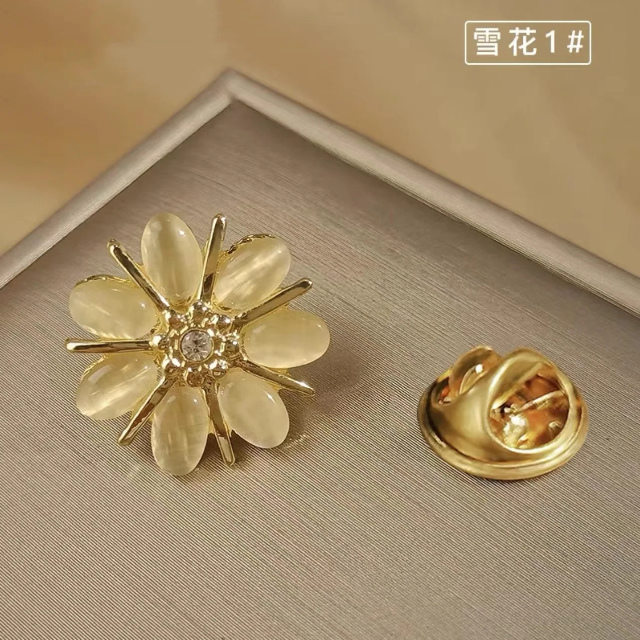 Conjunto de broches de para mujer, broches con lazo de flores, Pin de solapa antideslumbrante de Metal, alfileres fijos para ropa, suéter, abrigo, accesorios de ropa: RED