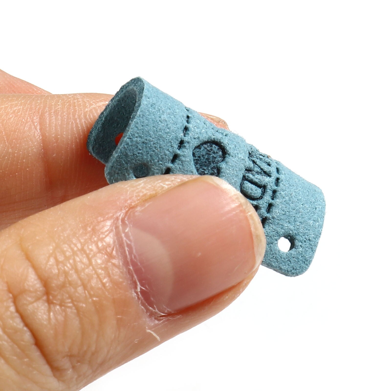 20 sztuk ręcznie wykonane z miłością odzież tłoczone etykiety sztuczny zamsz Lether etykiety tagi plac do szycia odzieży Knitting Tag 25x25mm