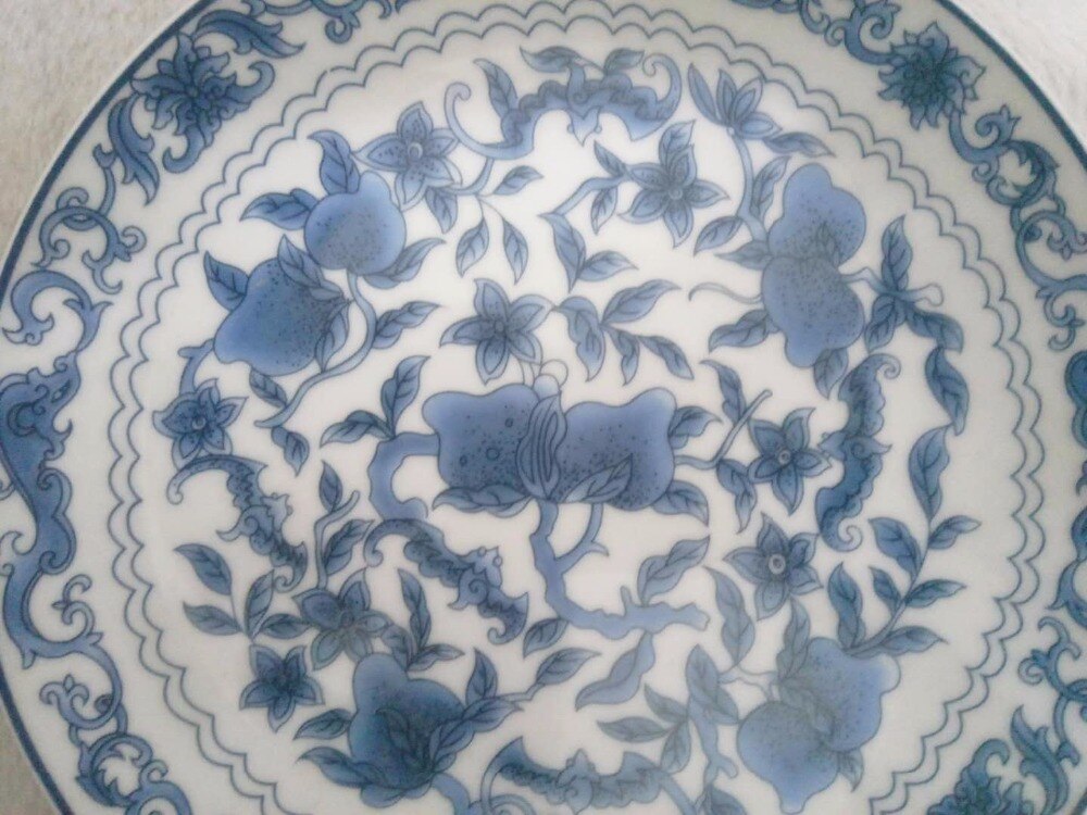 Exquisito plato chino hecho a mano de porcelana azul y blanca, patrón de flores, lo que significa rico y auspicioso
