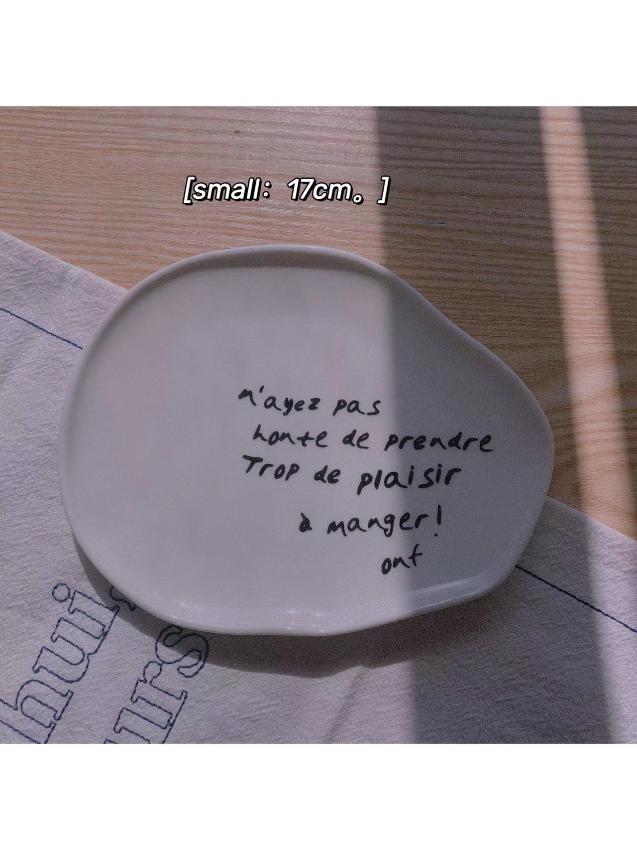 Koreaanse Stijl Decoratieve Plaat Onregelmatige Keramische Diner Platen Platen Keramische Dessertbord Ontbijt Kom Franse Brief: Small  17cm