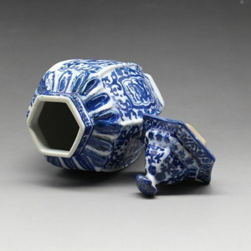 Exquisite Old Chinese blue and white porcelain dragon porcelain POTS W qianlong mark YR