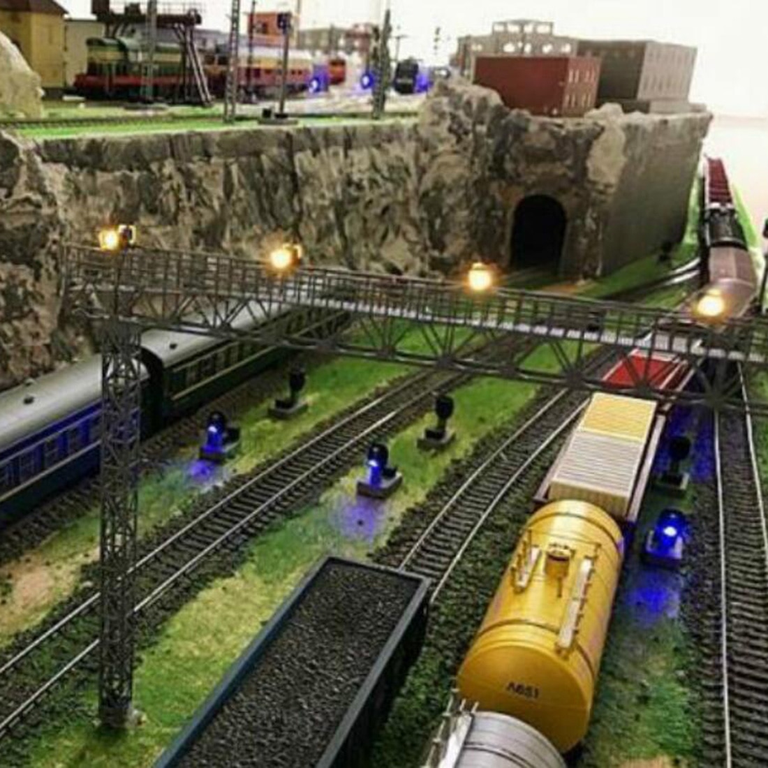 1:87 Railway Signal Light Low Signal Lamp For HO Scale Sand Scene - White + Blue