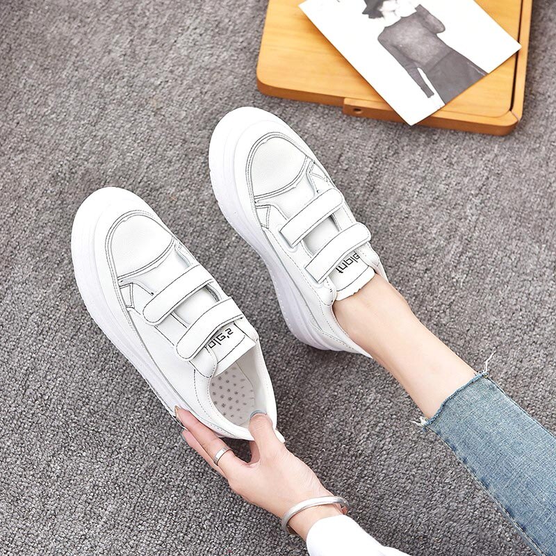 Kvinnors löparskor ökar 4.5cm högklackade sneakers fritidsskor kvinnors plattform tjock botten sport promenadskor