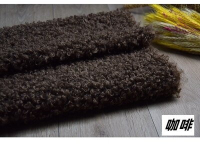 Schapenwol met krullen, geweven imitatiebont, geitenhaar, flanellen bontstof, pluche stof, poppenachtergrondstof, tapijtstof: N