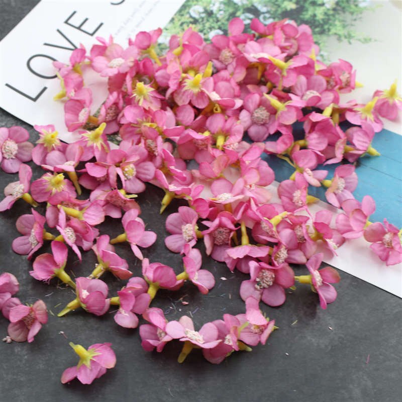 50 stuks 2cm veelkleurige madeliefjeshoofdjes mini zijden kunstbloemen voor kransen, scrapbooks, decoratie voor thuis en bruiloften: Rozenrood