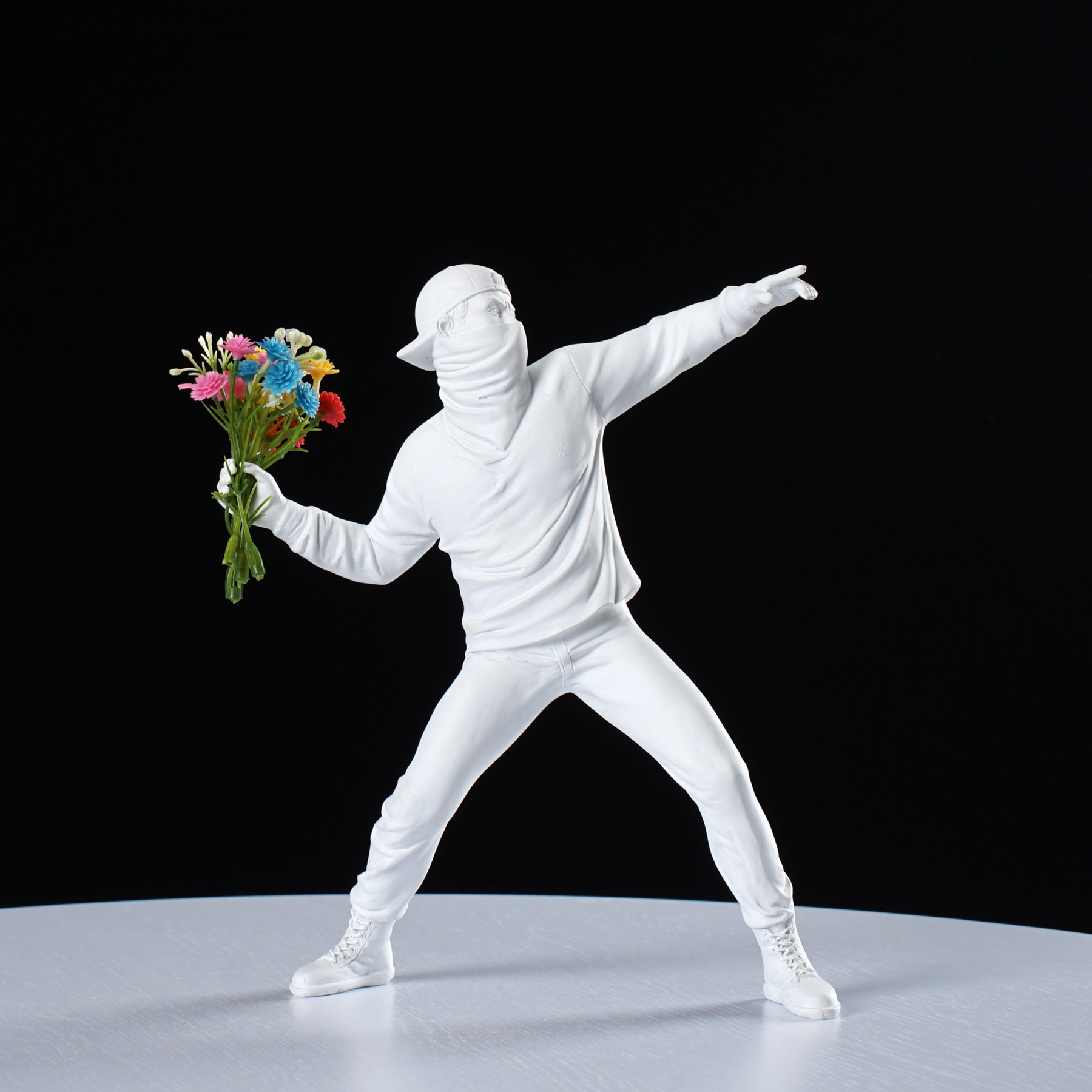 Colección de escultura de Vilead Banksy, estatua lanzadora de flores, arte Pop, globo moderno, estatuilla de niña, decoración del hogar para oficina y calle: Oro