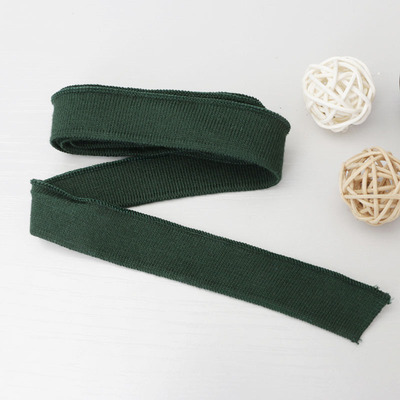 2cm brede, ensfargede, myke, ribbede t-hals i mercerisert bomull, korte mansjetter, elastisk, trådet kant: Nikkelfri hvit