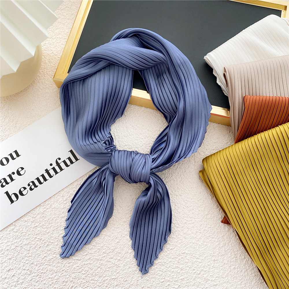 Bufanda de seda satinada pequeña para mujer, pañuelo triangular plisado de Color sólido para el cuello, banda para el pelo, lazos, Foulard femenino