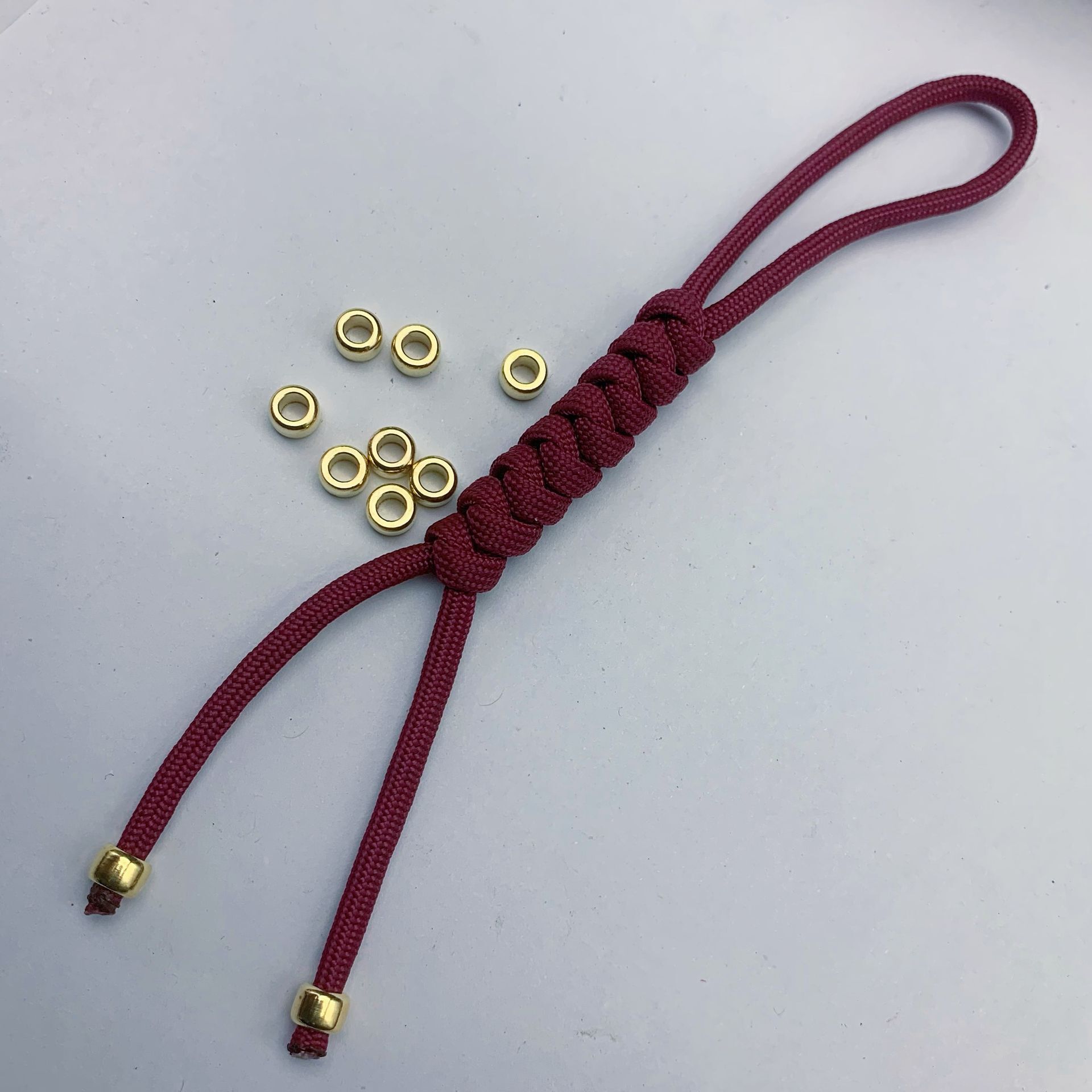 10 stücke Runde Kupfer Belastung Isolieren Durcheinander Geflochtene Paracord Schlüsselband Anhänger draussen EDC Paracord DIY Zubehör ende belastung