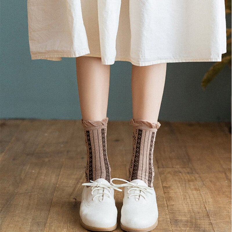 Sarjakuva eläimet kirjonta söpöt naisten sukat japanilaiset kawaii röyhelösukat kukkakuvioiset pitkät sukat jouluvuoteen& #39 #39