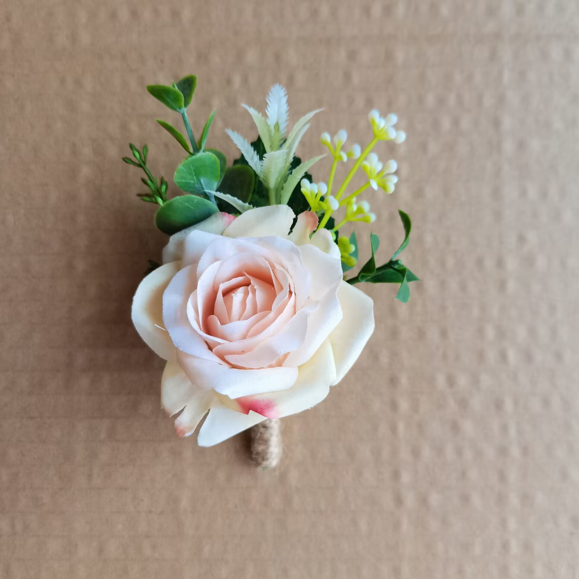 Beige Boutonnieres Blumen Künstliche Rosen Seide Weiße Corsage Knopfloch Trauzeugen Boutonniere für Männer Hochzeitsaccessoires: Brown