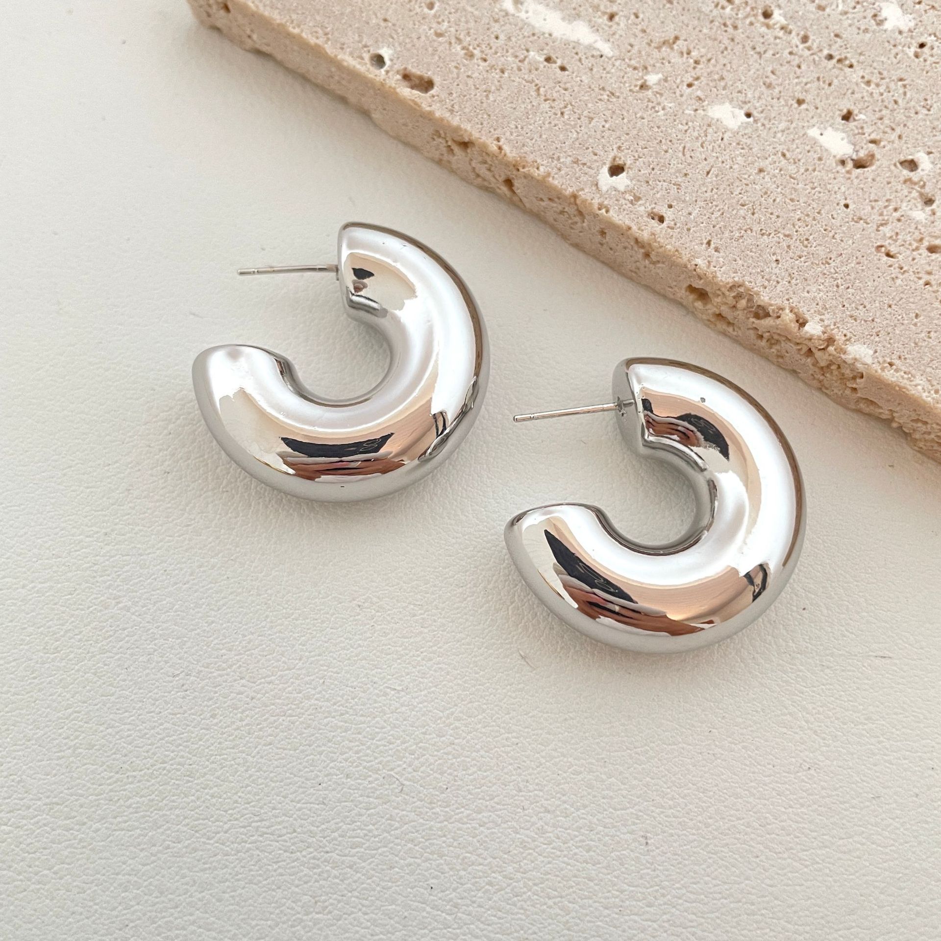 Unregelmäßige C-Ohrstecker für Frauen, Gold/Silber, Wasserwellenmuster, glänzendes geometrisches Metall-Ohrzubehör, Party: Rose Gold Farbe