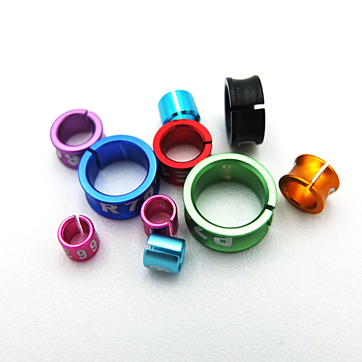 10 anillos de pierna de pájaro divididos de aluminio de 2,6mm ~ 8,0mm para pájaros jóvenes | Colores surtidos y bandas para patas de pájaro numeradas con identificación única