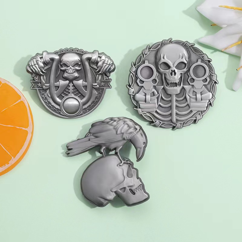Épingle en émail de crâne de corbeau en relief gothique, broche de revolvers de odorà deux pistolets, insigne en métal de revers, style sombre, de bijoux