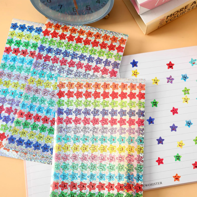 1500 stk. glitterfolie små stjerneklistremerker ,15 design glade ansikter klistremerker til studentbelønning