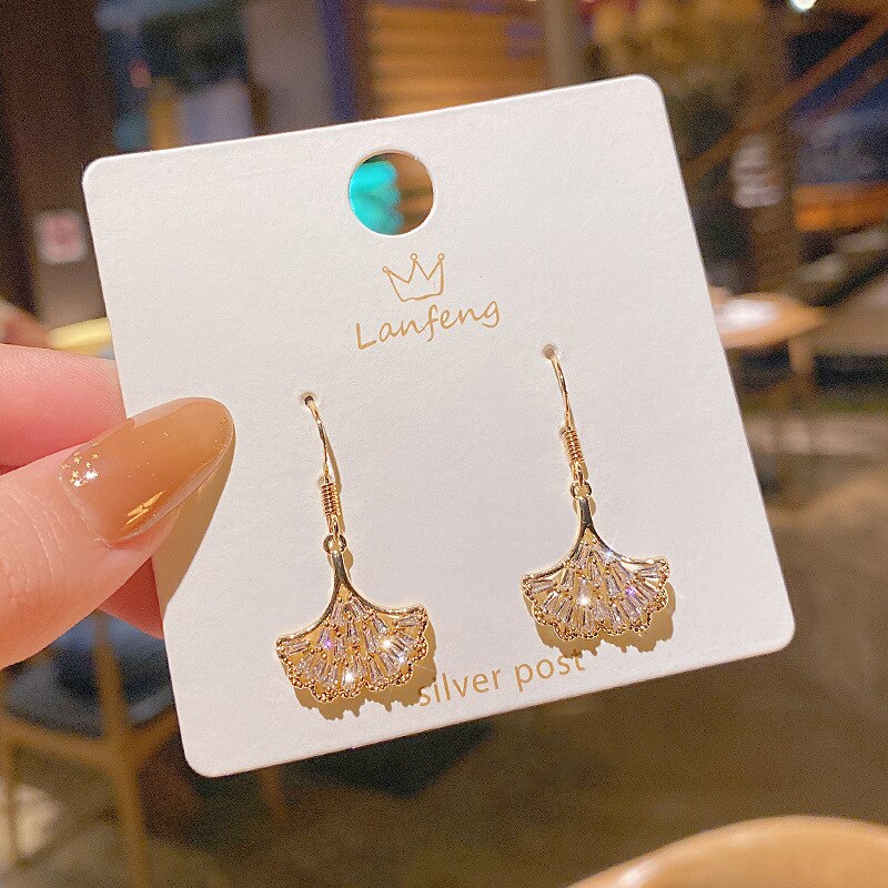 Luxuriöse ohrstecker aus 14k echten gold- und  s925 silbernadeln mit zirkonia-fassung in fächerform für damen