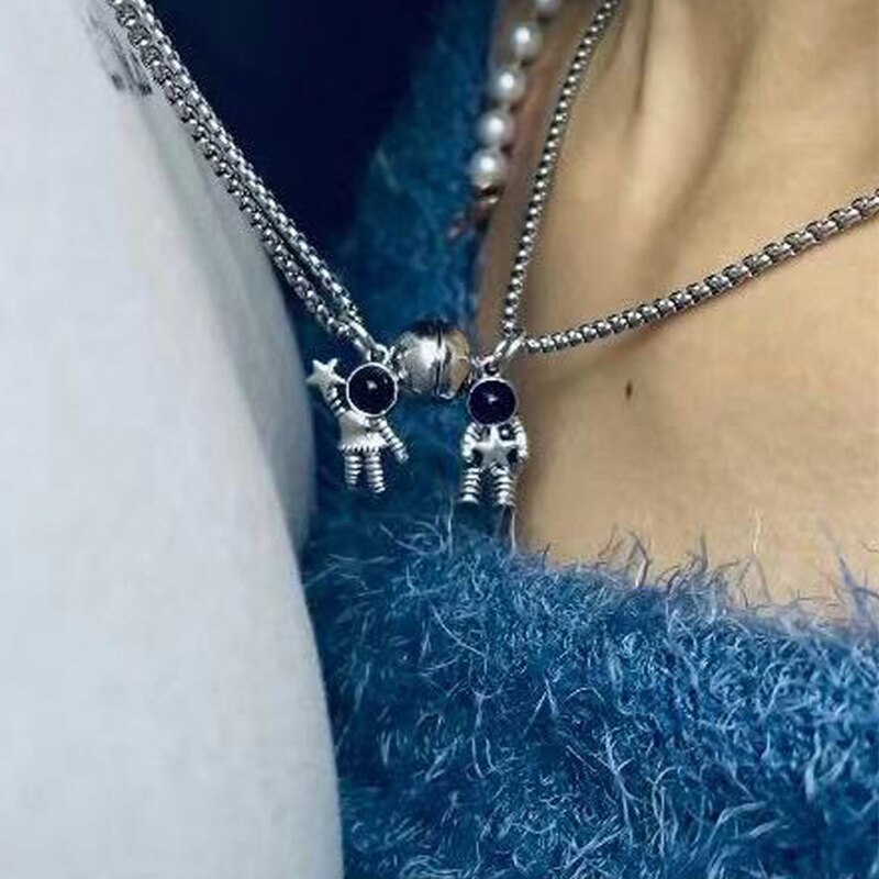 2 sztuk magnetyczny naszyjnik dla par dla kobiet złamane serce odległość para wisiorek urok prezent na walentynki 2022 kochanka biżuteria kołnierz: Astronaut Necklace
