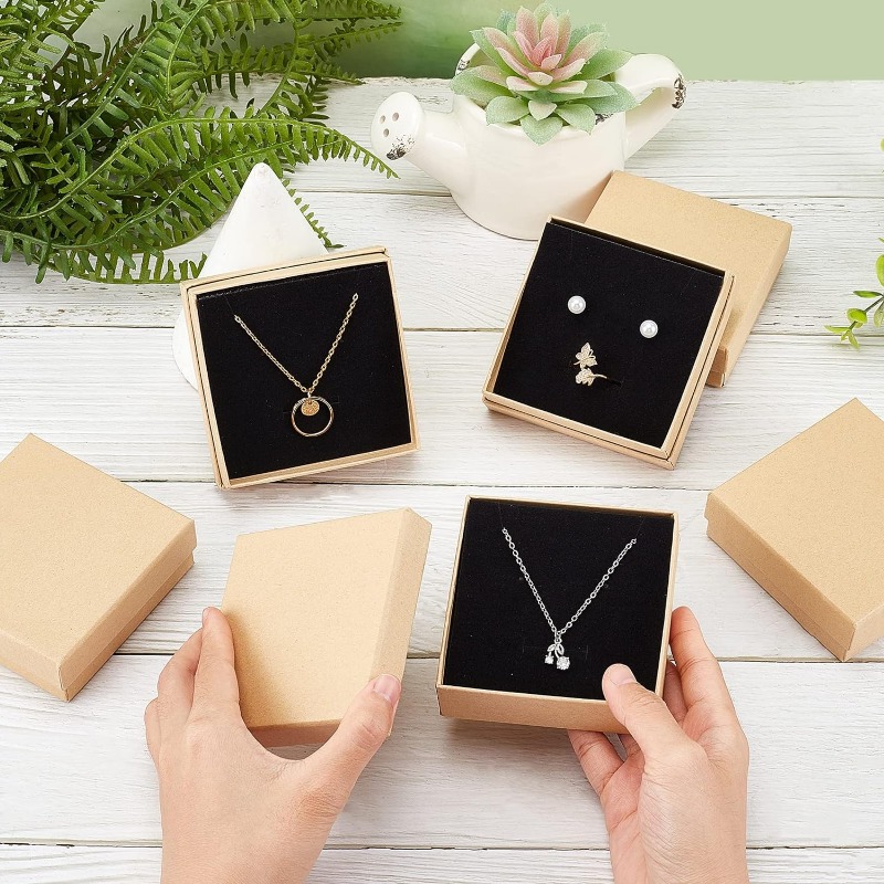 24 Stück Schmuckschatullen aus Pappe, 3,54 x 3,54 x 1,18, quadratische Kartons aus Papier, Kraftpapier, Geschenkverpackungsbox für Weihnachten