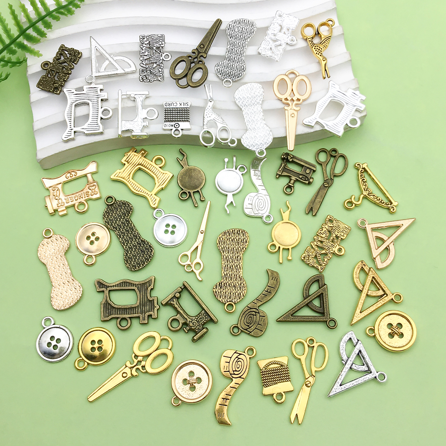 20/100 pièces outils de couture Vintage breloques ciseaux en alliage, boutons, Machine à coudre, pendentif de canette pour accessoires de fabrication de bijoux à bricoler soi-même