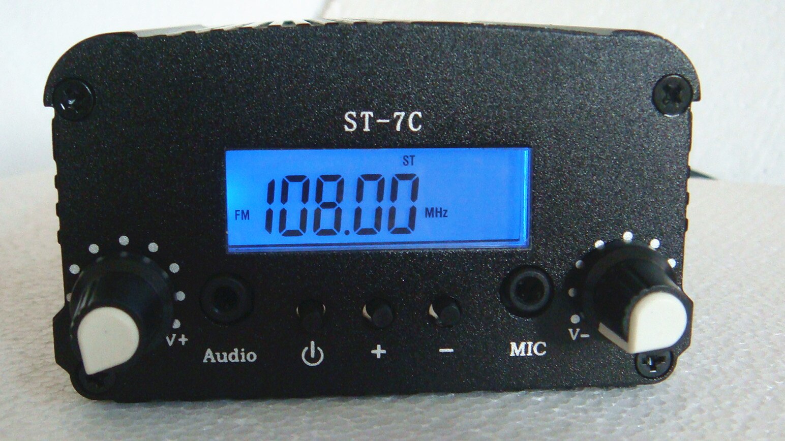 Pll fm radio 1w/7w 76-108 mhz vært + lille antenne bnc st -7c stereo fm radiosender