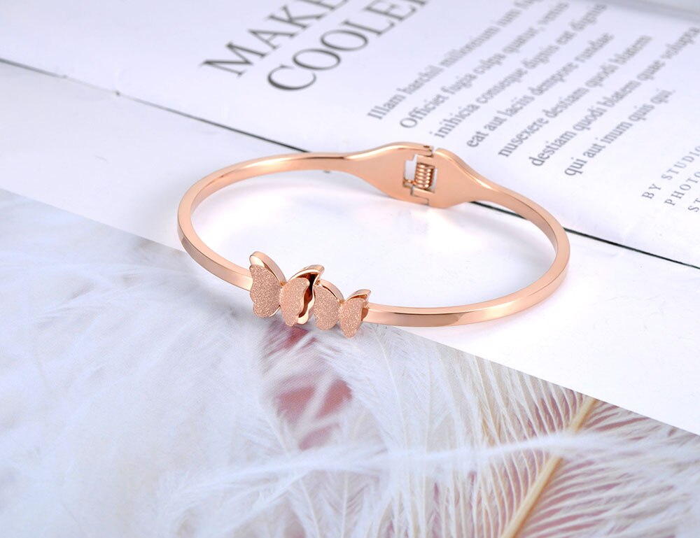 Lokaer Alla Moda di Titanio in Acciaio Inox A Doppia Farfalla Dei Braccialetti Dei Braccialetti per Le Donne Ragazze Del Polsino Del Braccialetto Del Braccialetto Dei Monili B19067