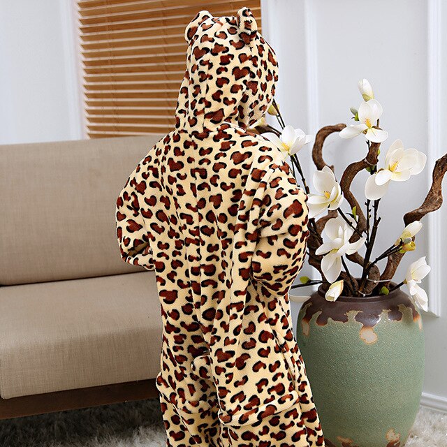 Zachte Leopard Bear Kids Kigurumi Animal Pyjama Rompers Flanel Een stuk Nachtkleding Jongens Cosplay Party Halloween Kostuum Jumpsuit