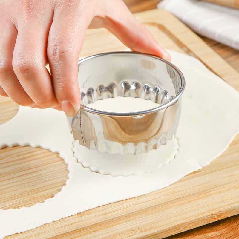 Three-piece large, medium and small stainless steel round flower shaped dumpling skin kitchen gadget cutting