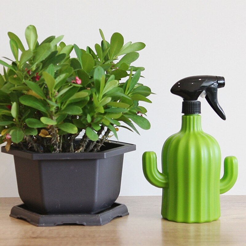 Large Capacity Garden Sprayer Cactus Shape Plastic Sprayer Single Hand Operation Spray Bottle for Backyard Patio Plants