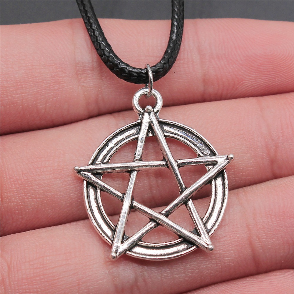 30 estilos Unisex amuleto Wicca joyería sol Luna estrella pentagrama colgante collar cordón de cuero negro: Bañado en rodio de imitación