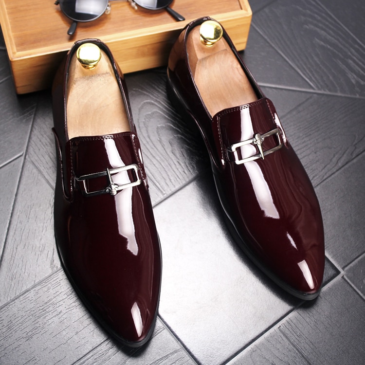 Stil varumärke lack läder avslappnad slip on suit formell spetsig england sapato masculino social business formella män skor