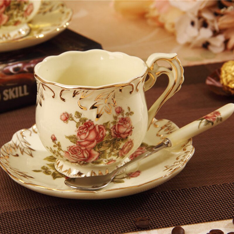 Porselein thee kop en schotel ivoor porselein koffiekopje bloemen handgeschilderd schets in goud thee kop en schotel en Lepel