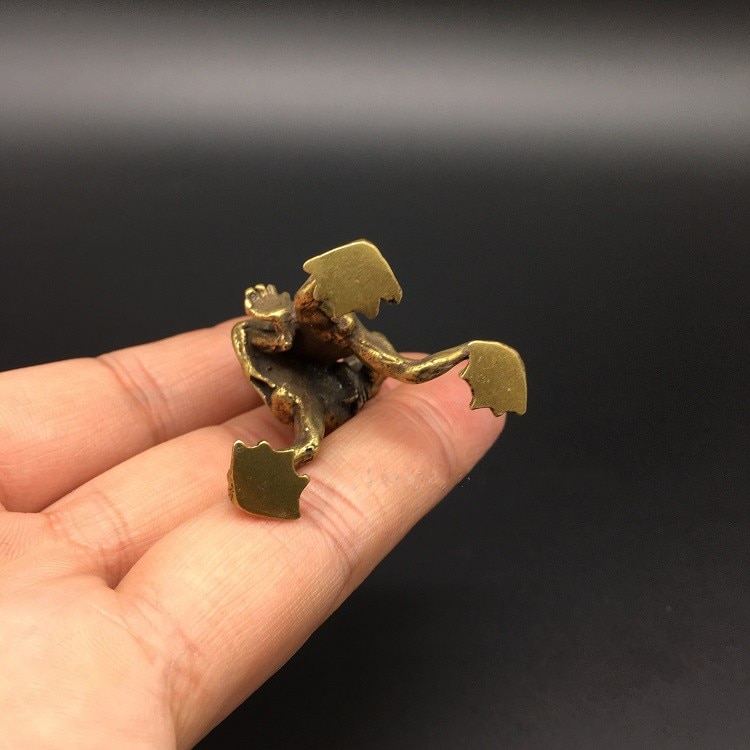 Collectable Chinese Brass Carved Animal Wrestling Frogs Exquisite Small Statues