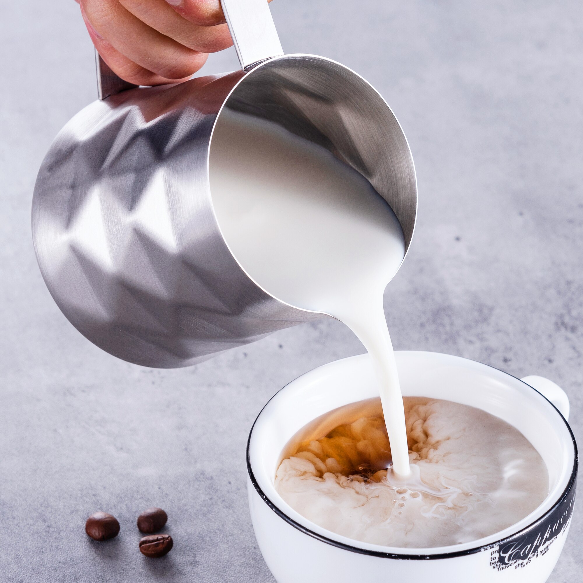 Roestvrijstalen prismatische melkopschuimkan, melkkan, espresso koffie, barista, ambachtelijke latte, cappuccino, roombekermaker